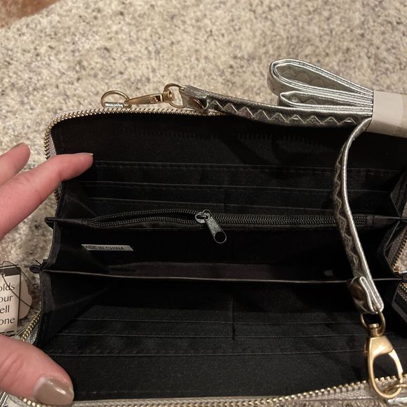 Ethel & Myrtle Silver Wristlet Crossbody Wallet NWT - Picture 6 of 7
